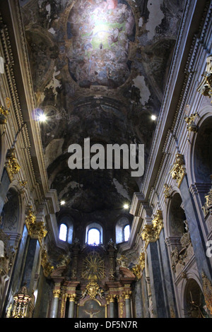 im Inneren schöne Jesuitenkirche in Lwow widmet sich St. Peter und Paul Stockfoto