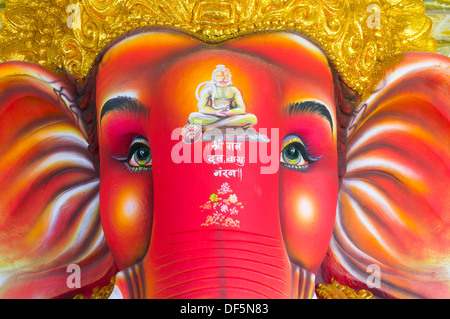 Ganesh Idole auf dem Display zum Verkauf während des Ganesha-Festivals in Indien Stockfoto