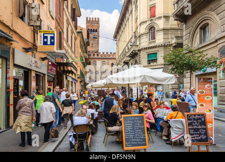 Cafe auf über Caprarie im Zentrum der Stadt, mit Blick auf den Palazzo Re Enzo und Palazzo del Podestà, Bologna, Emilia Romagna, Italien Stockfoto