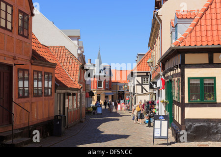 Altstadt mit mittelalterlichen dänischen gepflasterten Straßenszene auf Adelgade in Ebeltoft, Jütland, Dänemark, Skandinavien Stockfoto