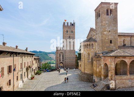 Blick über den Hauptplatz, Stiftskirche und Rocca Viscontea Tower in der mittelalterlichen Stadt von Castell'Arquato, Emilia Romagna, Italien Stockfoto