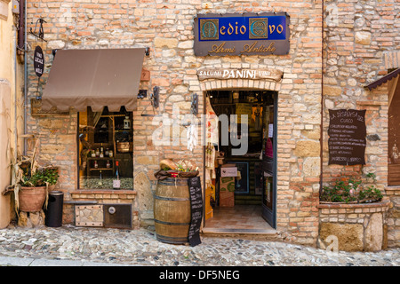 Tradional shop verkauft Brot, Wein und Fleisch im Zentrum der mittelalterlichen Altstadt Stadt Castell'Arquato, Piacenza, Emilia Romagna, Italien Stockfoto