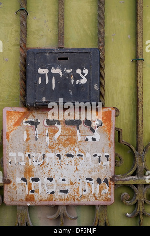 Eine verrostete Wohltätigkeitskiste, die in der Straße in Mea Shearim, einer ultra-orthodoxen Enklave in West-Jerusalem Israel, aufgestellt wurde Stockfoto