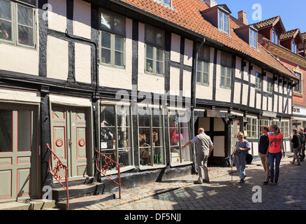 Kaufen Sie in alten Fachwerkhaus Gebäude mit Touristen am besten gehüteten mittelalterlichen Marktstadt von Ebeltoft, Jütland, Dänemark, Skandinavien ein Stockfoto