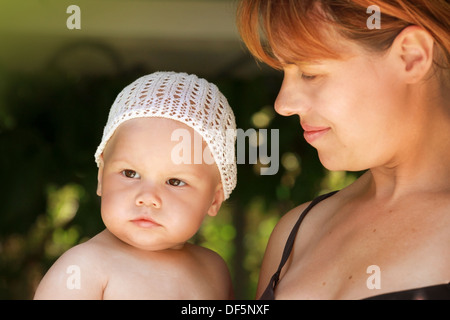 Junge kaukasischen Mutter mit ihrem Baby Girl im Sommergarten Stockfoto