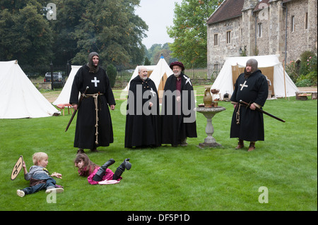 Geben Sie die Wanderer Dole bestehend aus Ale und Brot während der Michaelis-Messe bei The Hospital of St Cross Winchester UK Stockfoto