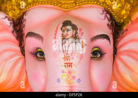 Ganesh Idole auf dem Display zum Verkauf während des Ganesha-Festivals in Indien Stockfoto