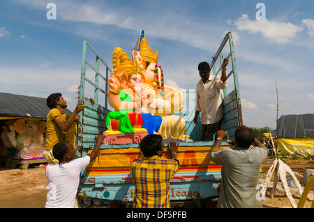 Ganesh Idole zu temporären Schreinen, wo sie mit Blumen geschmückt und für Ganesh Chaturthi angezeigt, transportiert werden. Stockfoto