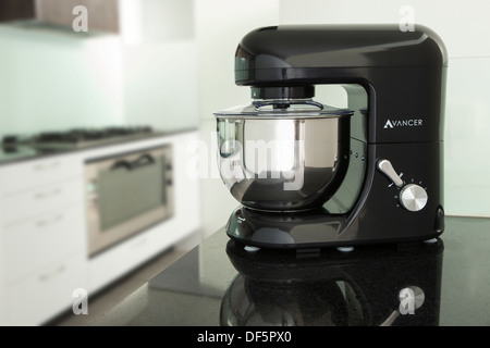 schwarze Küche Mixer Verschleiß und Geräte Essen kochen mixer Stockfoto