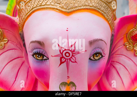 Ganesh Idole auf dem Display zum Verkauf während des Ganesha-Festivals in Indien Stockfoto
