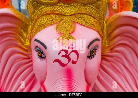 Ganesh Idole auf dem Display zum Verkauf während des Ganesha-Festivals in Indien Stockfoto
