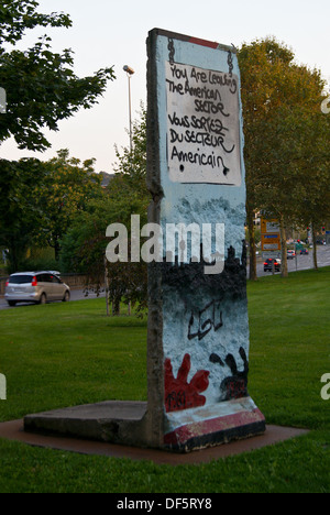 Wandbild auf einem Panel von der Berliner Mauer, Konrad-Adenauer-Straße, Stuttgart, Baden-Württemberg, Deutschland Stockfoto