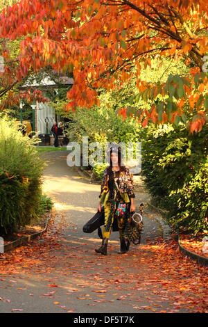 Derbyshire, UK. 28. September 2013.  Mitglied des Official Monster Raving Loony Party und Black Pig Border Morris, Spaziergänge durch eine herbstliche Szene im Derwent Gardens bei Matlock Bath, Derbyshire am zweiten Tag der offiziellen Monster Ravinng Loony Party Jahreskonferenz und Steampunk Illuminata Veranstaltung Ruth Wint. Bildnachweis: Matthew Taylor/Alamy Live-Nachrichten Stockfoto