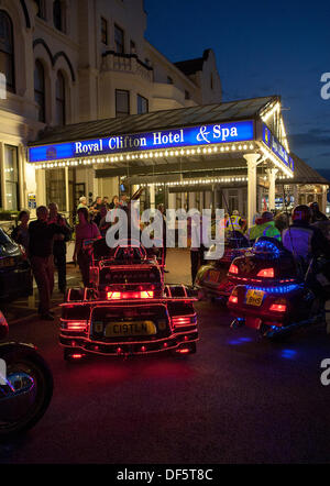 Dekorative LED-Motorradbeleuchtung auf einzigartigen oder maßgeschneiderten Honda-Motorrädern in Southport, Merseyside, Großbritannien. September 2013.die beleuchtete Motorrad 3D Illusion Prozession begann im Royal Clifton Hotel auf der Esplanade mit geschmückten Trikes und maßgeschneiderten Bikes und Trikes mit Lichtern für eine Parade durch das Stadtzentrum Stockfoto