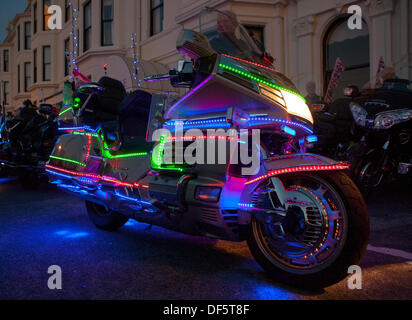 Dekorative LED-Motorradbeleuchtung auf einzigartigen oder maßgeschneiderten Honda-Motorrädern in Southport, Merseyside, Großbritannien. September 2013.die lit Motorbike 3D Illusion Prozession begann im Royal Clifton Hotel auf der Esplanade mit geschmückten Trikes und maßgeschneiderten Bikes und Trikes mit Lichtern. Stockfoto