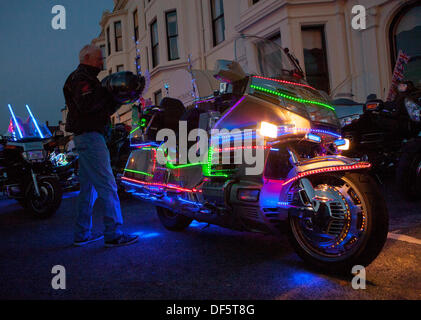 Dekorative LED-Motorradbeleuchtung auf einzigartigen oder maßgeschneiderten Honda-Motorrädern in Southport, Merseyside, Großbritannien. September 2013.die lit Motorbike 3D Illusion Prozession begann im Royal Clifton Hotel auf der Esplanade mit geschmückten Trikes und maßgeschneiderten Bikes und Trikes mit Lichtern. Stockfoto