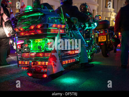 Dekorative LED-Motorradbeleuchtung auf einzigartigen oder maßgeschneiderten Honda-Motorrädern in Southport, Merseyside, Großbritannien. September 2013.die lit Motorbike 3D Illusion Prozession begann im Royal Clifton Hotel auf der Esplanade mit geschmückten Trikes und maßgeschneiderten Bikes und Trikes mit Lichtern. Stockfoto