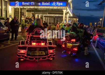 Dekorative LED-Motorradbeleuchtung auf einzigartigen oder maßgeschneiderten Honda-Motorrädern in Southport, Merseyside, Großbritannien. September 2013.die lit Motorbike 3D Illusion Prozession begann im Royal Clifton Hotel auf der Esplanade mit geschmückten Trikes und maßgeschneiderten Bikes und Trikes mit Lichtern. Stockfoto