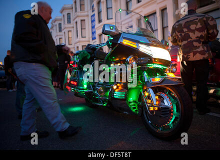 Dekorative LED-Motorradbeleuchtung auf einzigartigen oder maßgeschneiderten Honda-Motorrädern in Southport, Merseyside, Großbritannien. September 2013.die lit Motorbike 3D Illusion Prozession begann im Royal Clifton Hotel auf der Esplanade mit geschmückten Trikes und maßgeschneiderten Bikes und Trikes mit Lichtern. Stockfoto