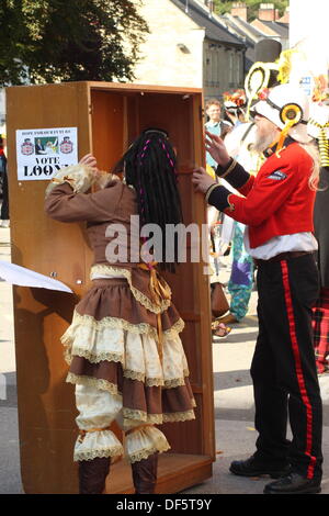 Derbyshire, UK. 28. September 2013. Die offizielle Monster Raving Loony Party Kabinett wird entfernt, nachdem seine Pforten während der Party Kabinett neu mischen fiel.   Die Konferenz fand neben die zweite jährliche Steampunk Illuminati-Veranstaltung im The Grand Pavilion in Matlock Bath, Derbyshire. VEREINIGTES KÖNIGREICH.  Parteimitglieder, Steampunks und Mitglieder der schwarzen Schwein Border Morris nahmen an der neu mischen. Bildnachweis: Matthew Taylor/Alamy Live-Nachrichten Stockfoto