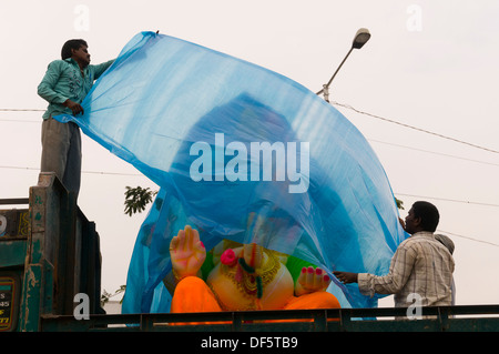 Ganesh Idole zu temporären Schreinen, wo sie mit Blumen geschmückt und für Ganesh Chaturthi angezeigt, transportiert werden. Stockfoto