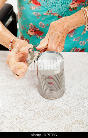 Nahaufnahme der senior Frauenhand als She-Kämpfe, eine Dose mit ihrer schmerzhaften Arthrosen zu öffnen. Stockfoto