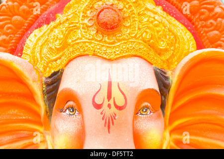 Ganesh Idole auf dem Display zum Verkauf während des Ganesha-Festivals in Indien Stockfoto