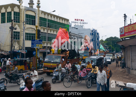 Ganesh Idole zu temporären Schreinen, wo sie mit Blumen geschmückt und für Ganesh Chaturthi angezeigt, transportiert werden. Stockfoto