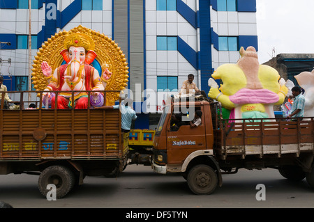 Ganesh Idole zu temporären Schreinen, wo sie mit Blumen geschmückt und für Ganesh Chaturthi angezeigt, transportiert werden. Stockfoto