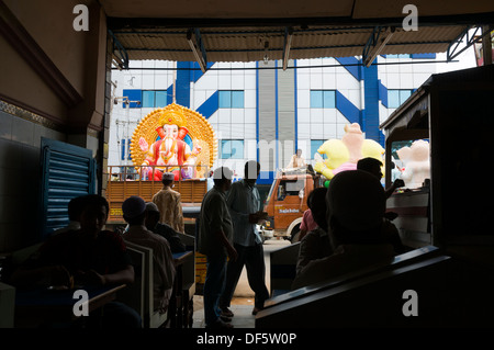 Ganesh Idole zu temporären Schreinen, wo sie mit Blumen geschmückt und für Ganesh Chaturthi angezeigt, transportiert werden. Stockfoto