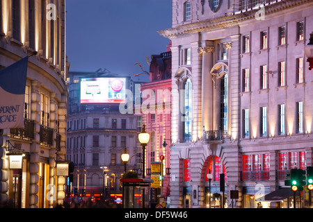 Regent Street, Piccadilly Circus London England in der Dämmerung Stockfoto