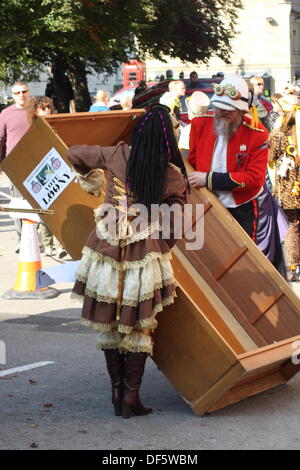 Derbyshire, UK. 28. September 2013. Die offizielle Monster Raving Loony Party Kabinett wird entfernt, nachdem seine Pforten während der Party Kabinett neu mischen fiel.   Die Konferenz fand neben die zweite jährliche Steampunk Illuminati-Veranstaltung im The Grand Pavilion in Matlock Bath, Derbyshire. VEREINIGTES KÖNIGREICH.  Parteimitglieder, Steampunks und Mitglieder der schwarzen Schwein Border Morris nahmen an der neu mischen. Stockfoto