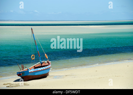 Dau an den Rand des Wassers, Mosambik. Landschaft Stockfoto