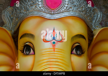 Ganesh Idole geschmückt mit Blumen und auf dem Display zum Verkauf anlässlich Ganesh Chaturthi. Den Geburtstag von Lord Ganesha. Stockfoto