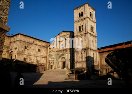 Eine mittelalterliche Kirche und Stadt Platz werden neu erstellt, in Filmstudios Cinecittà in Rom, Italien Stockfoto