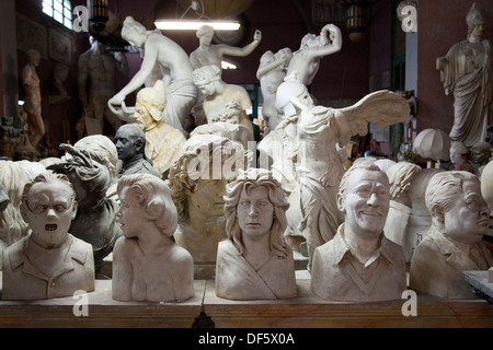 Aufgereiht sind Skulpturen als Filmrequisite verwendet auf dem DeAngelis-Workshop in Filmstudios Cinecittà in Rom, Italien Stockfoto