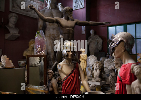 Aufgereiht sind Skulpturen als Filmrequisite verwendet auf dem DeAngelis-Workshop in Filmstudios Cinecittà in Rom, Italien Stockfoto