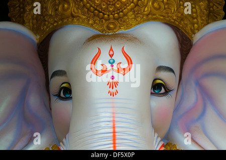 Ganesh Idole auf dem Display zum Verkauf während des Ganesha-Festivals in Indien Stockfoto