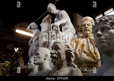 Aufgereiht sind Skulpturen als Filmrequisite verwendet auf dem DeAngelis-Workshop in Filmstudios Cinecittà in Rom, Italien Stockfoto