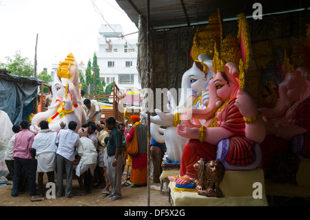 Ganesh Idole zu temporären Schreinen, wo sie mit Blumen geschmückt und für Ganesh Chaturthi angezeigt, transportiert werden. Stockfoto