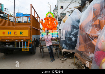 Ganesh Idole zu temporären Schreinen, wo sie mit Blumen geschmückt und für Ganesh Chaturthi angezeigt, transportiert werden. Stockfoto