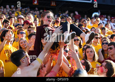 28. September 2013 - feiern Chestnut Hill, Massachusetts, USA - Boston College Eagles-Fans nach einem Touchdown während der NCAA Football-Spiel zwischen dem Boston College Eagles und Florida State Seminolen im Alumni-Stadion. Anthony Nesmith/CSM Stockfoto