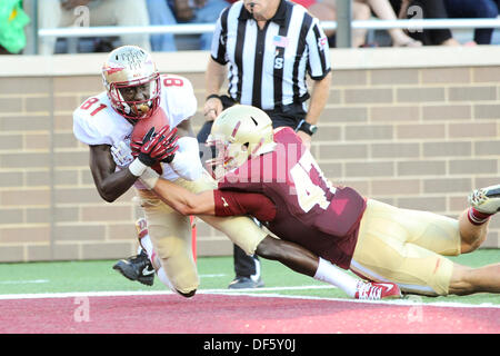 28. September 2013 - Chestnut Hill, Massachusetts, USA - 21. September 2013 - Chestnut Hill, Massachusetts, USA - Florida State Seminolen Wide Receiver Kenny Shaw (81) macht einem Touchdown in den letzten Sekunden der ersten Hälfte der Seminolen geben die Führung in der NCAA Division 1-Football-Spiel zwischen der Florida State Seminolen und des Boston College Eagles im Alumni-Stadion in Chestnut Hill statt , Massachusetts. Am Ende des ersten Halbjahres ist die Kerbe Florida State 24 Boston College 17 Eric Canha/CSM. Stockfoto