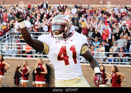 28. September 2013 - Chestnut Hill, Massachusetts, USA - 21. September 2013 - Chestnut Hill, Massachusetts, USA - Florida State Seminolen Verteidiger Tschad Abram (41) reagiert darauf, einen Touchdown in der NCAA Division 1 Football-Spiel zwischen der Florida State Seminolen und des Boston College Eagles im Alumni-Stadion in Chestnut Hill, Massachusetts statt. Am Ende des ersten Halbjahres ist die Kerbe Florida State 24 Boston College 17 Eric Canha/CSM. Stockfoto