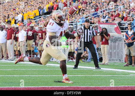 28. September 2013 - Chestnut Hill, Massachusetts, USA - 21. September 2013 - Chestnut Hill, Massachusetts, USA - Florida State Seminolen Verteidiger Tschad Abram (41) unter den Ball für einen Touchdown Fang im ersten Halbjahr die NCAA Division 1-Fußball-Spiel zwischen der Florida State Seminolen und des Boston College Eagles im Alumni Stadium in Chestnut Hill, Massachusetts gehalten wird. Am Ende des ersten Halbjahres ist die Kerbe Florida State 24 Boston College 17 Eric Canha/CSM. Stockfoto