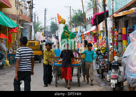 Ganesh Idole zu temporären Schreinen, wo sie mit Blumen geschmückt und für Ganesh Chaturthi angezeigt, transportiert werden. Stockfoto