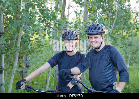 Ehepaar mit Mountain-Bikes im Freien in Montana Stockfoto