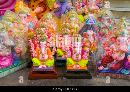 Ganesh Idole mit Blumen geschmückt und in temporären Schreine für Ganesh Chaturthi angezeigt. Den Geburtstag von Lord Ganesha. Stockfoto
