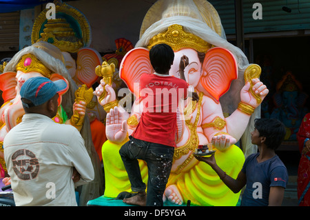 Ganesh Idole geschmückt mit Blumen und auf dem Display zum Verkauf anlässlich Ganesh Chaturthi. Den Geburtstag von Lord Ganesha. Stockfoto