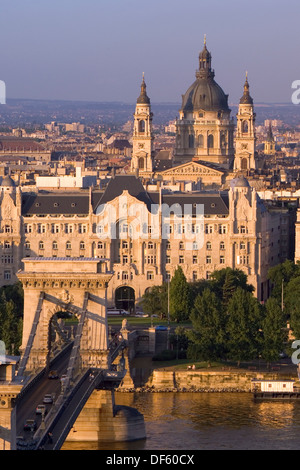 Ungarn, Budapest, Donau, St Stephen Basilika und Kettenbrücke in goldenem Licht Stockfoto